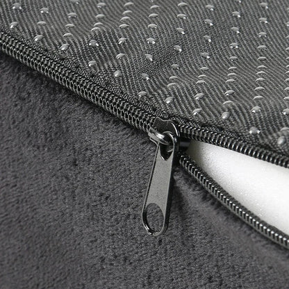 Coussin décoratif noir avec texture douce et zip, idéal pour un canapé ou une chaise moderne