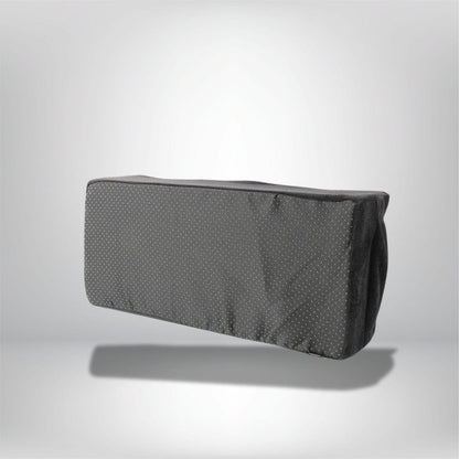 Coussin ergonomique gris à pois, posé sur un fond neutre, idéal pour un confort optimal sur chaise ou canapé