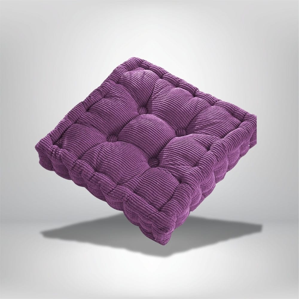 Coussin d'assise en velours côtelé violet, avec un design matelassé, posé sur un fond neutre