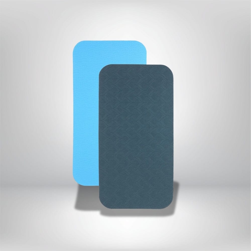 Coussins de sol rectangulaires bleu clair et gris foncé, avec texture en relief, sur fond neutre