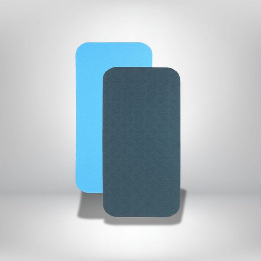 Coussins de sol rectangulaires bleu clair et gris foncé, avec texture en relief, sur fond neutre