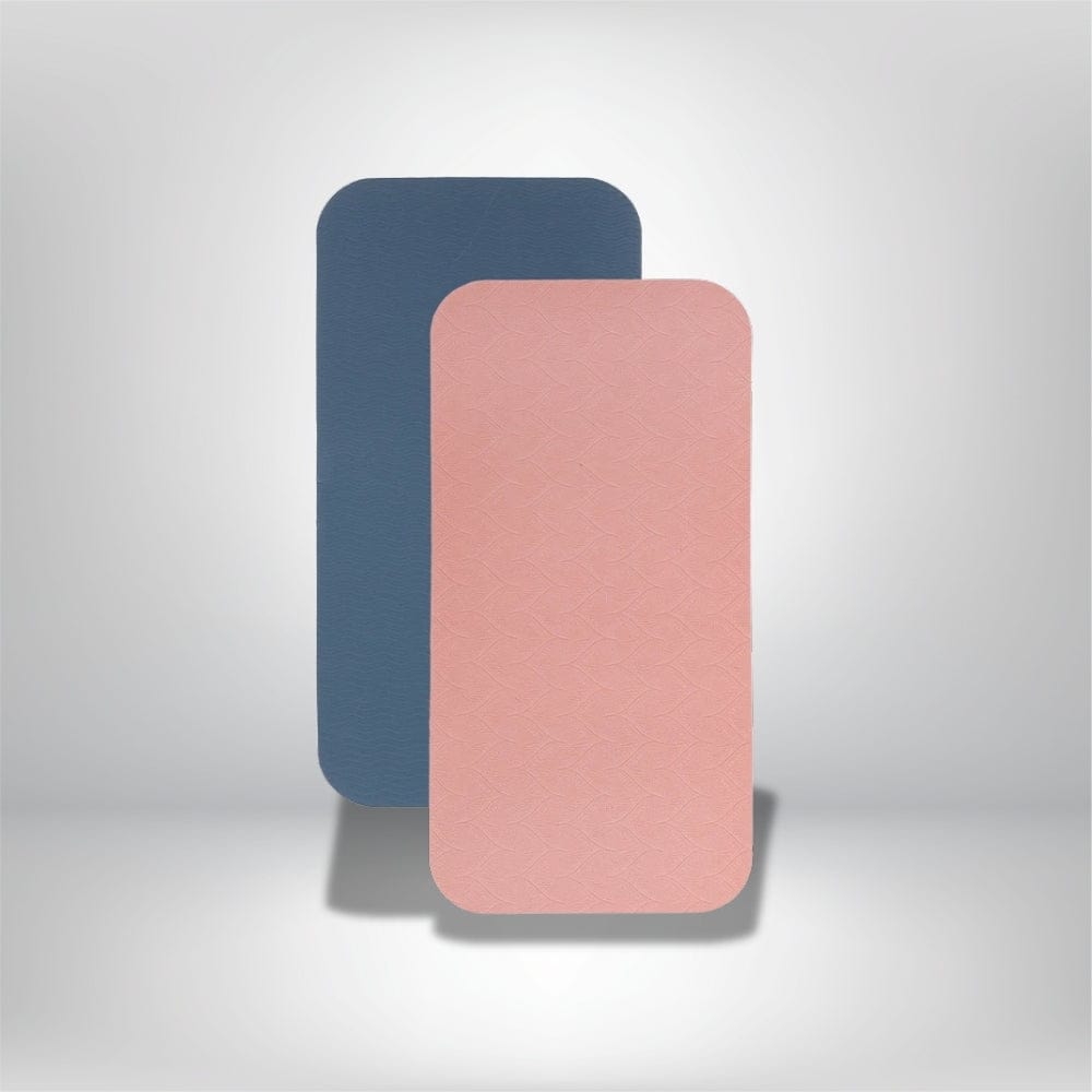 Deux coussins décoratifs rectangulaires, un bleu et un rose, posés sur un fond neutre