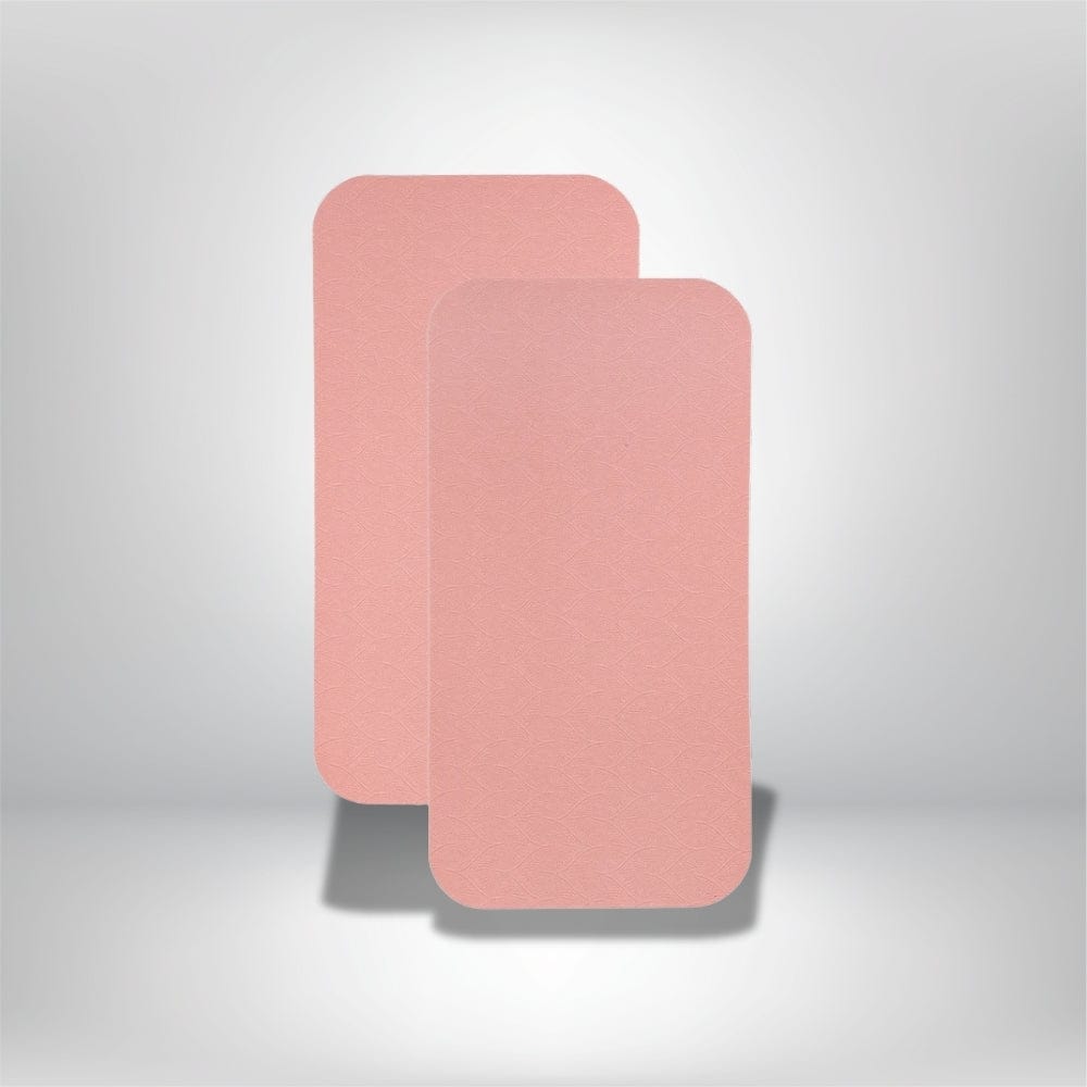 Coussins décoratifs rectangulaires en velours rose, posés sur un fond neutre, parfaits pour un canapé ou un lit