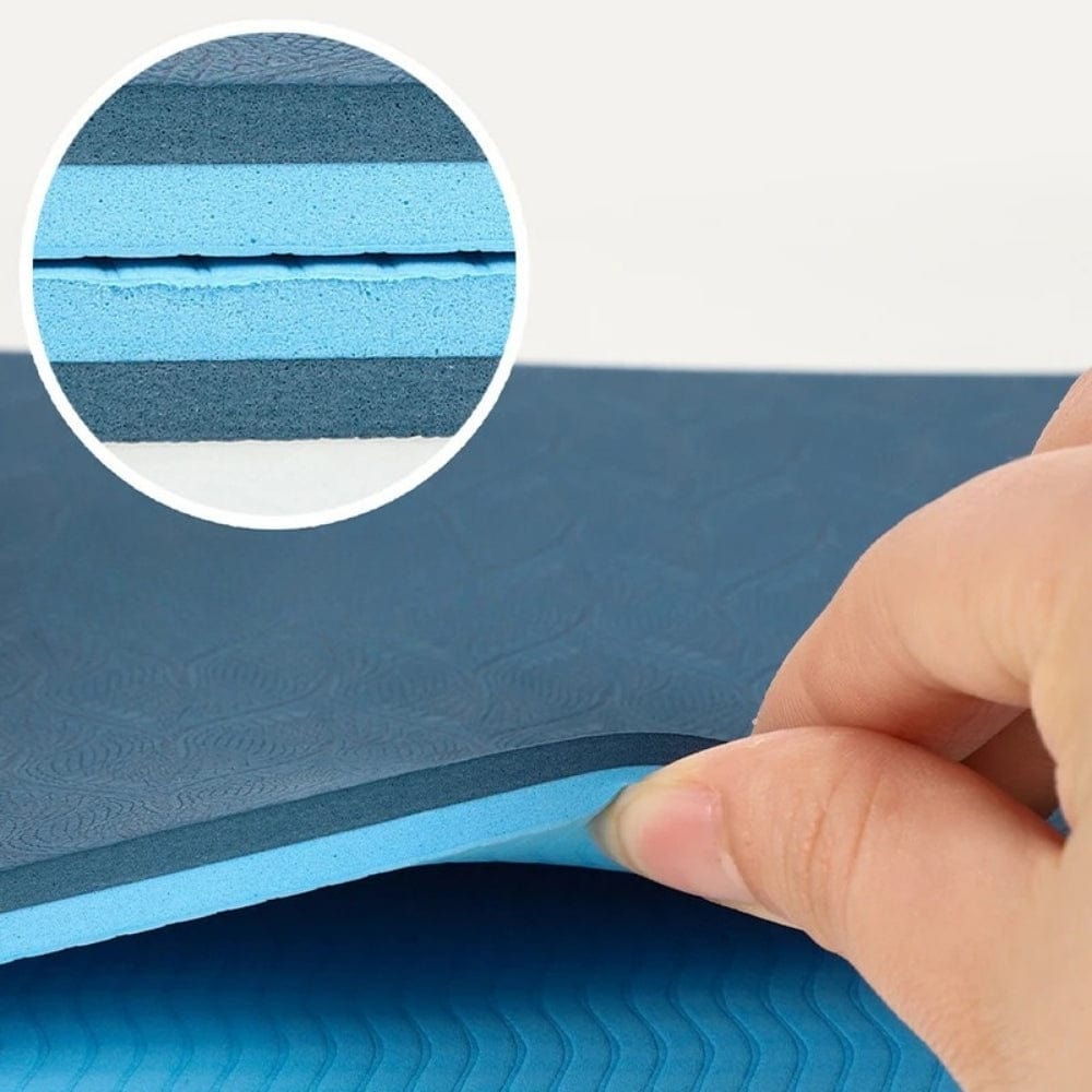 Coussin décoratif en mousse bleu avec des textures ondulées, idéal pour un canapé ou un espace détente