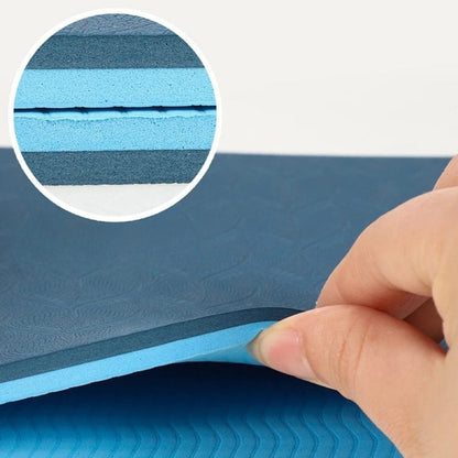 Coussin décoratif en mousse bleu avec des textures ondulées, idéal pour un canapé ou un espace détente