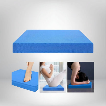 Coussin de kinésithérapie bleu, rectangulaire, posé sur un sol clair, utilisé pour des exercices de rééducation