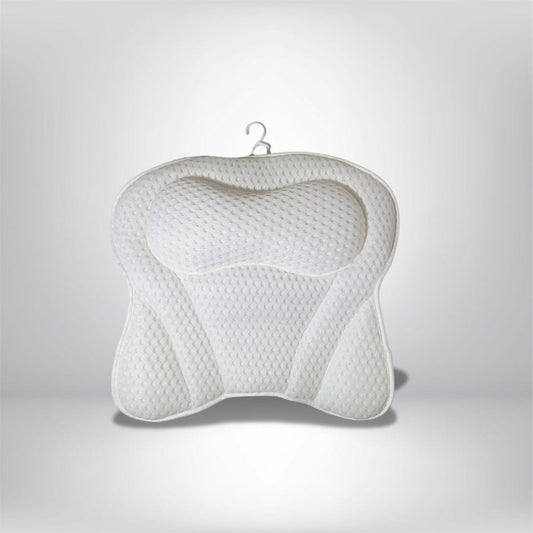 Coussin de baignoire blanc en matière texturée, avec une forme ergonomique, suspendu sur un fond neutre