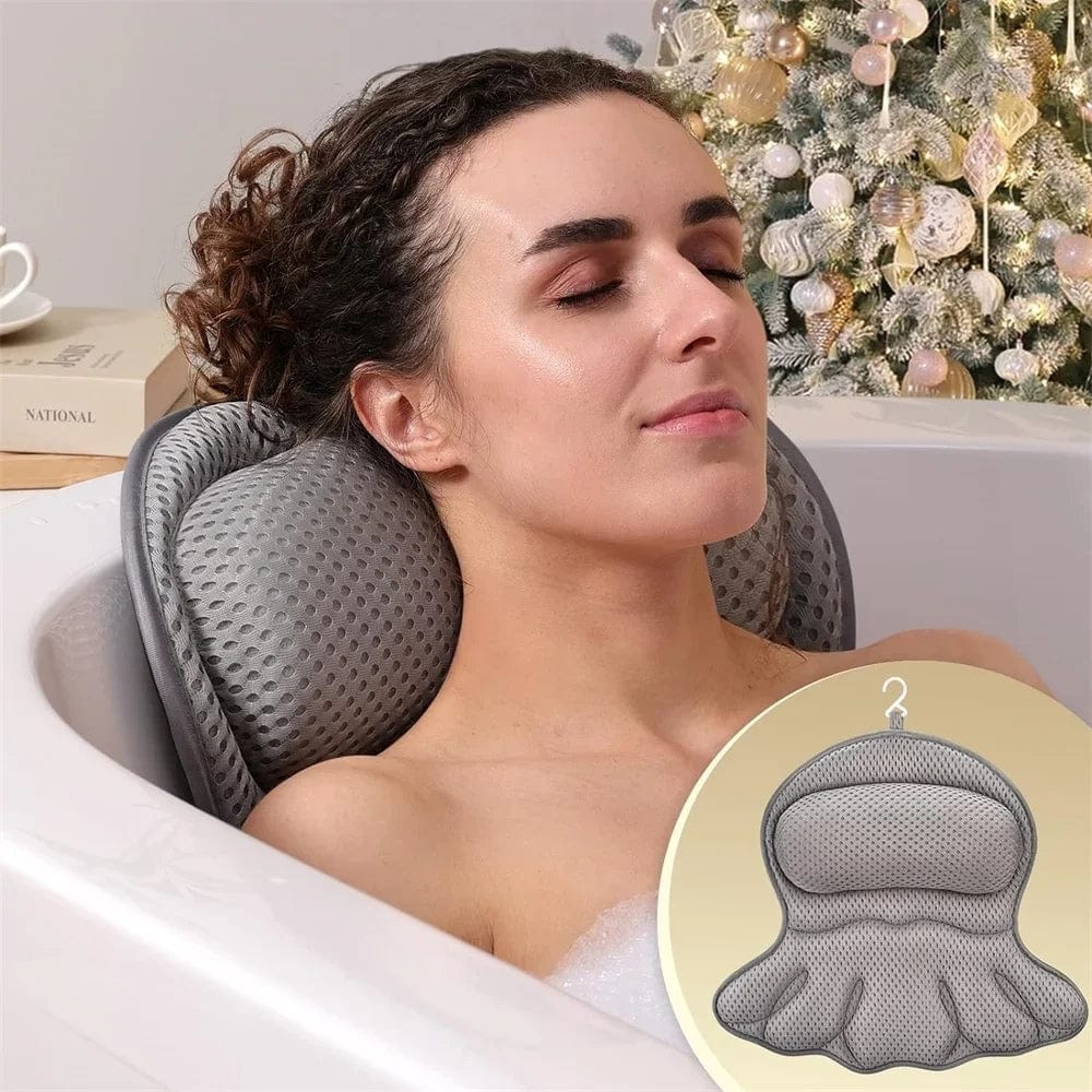 Coussin de baignoire gris en matière alvéolée, posé sur le rebord d'une baignoire avec une femme détendue