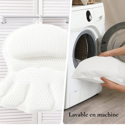 Coussin de baignoire blanc en matière douce et texturée, posé près d'une machine à laver
