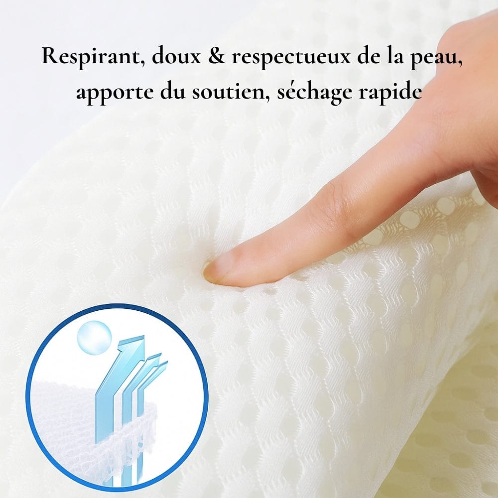 Coussin de baignoire en tissu blanc, doux et respirant, posé sur une surface lisse avec une main touchant le matériau
