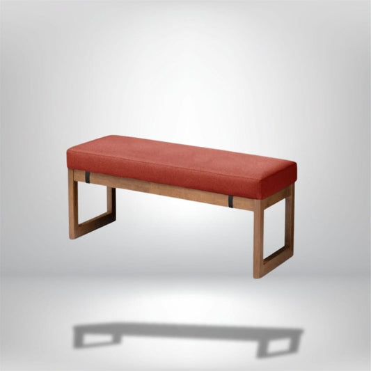 Coussin de banquette extérieur en tissu rouge, posé sur une structure en bois, idéal pour un coin détente