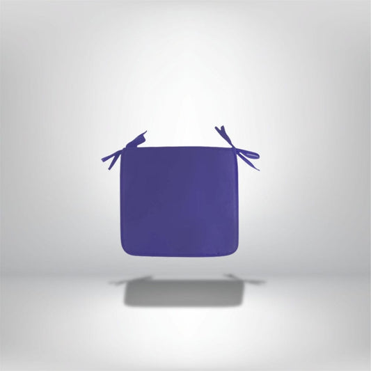 Coussin de chaise carré violet avec des liens, posé sur un fond neutre, idéal pour la décoration intérieure