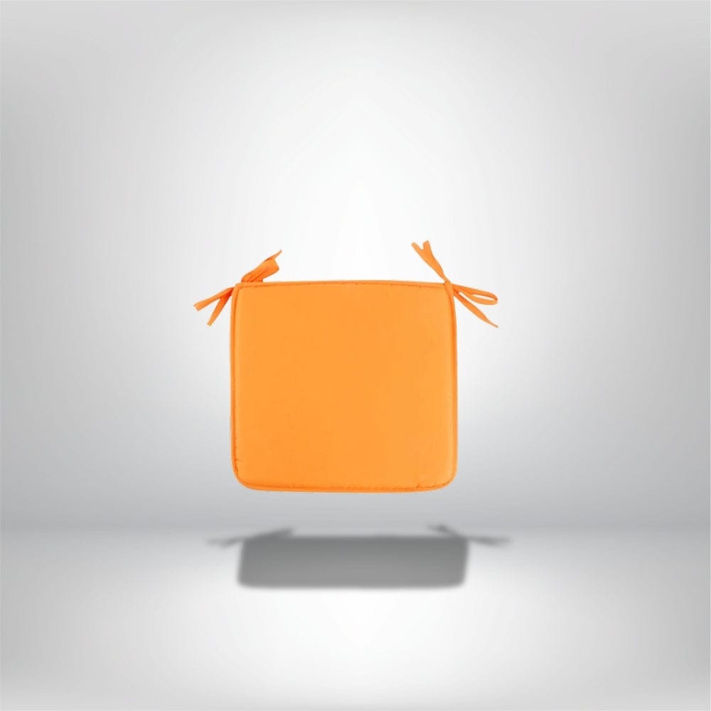 Coussin de chaise carré orange avec des liens, posé sur un fond neutre
