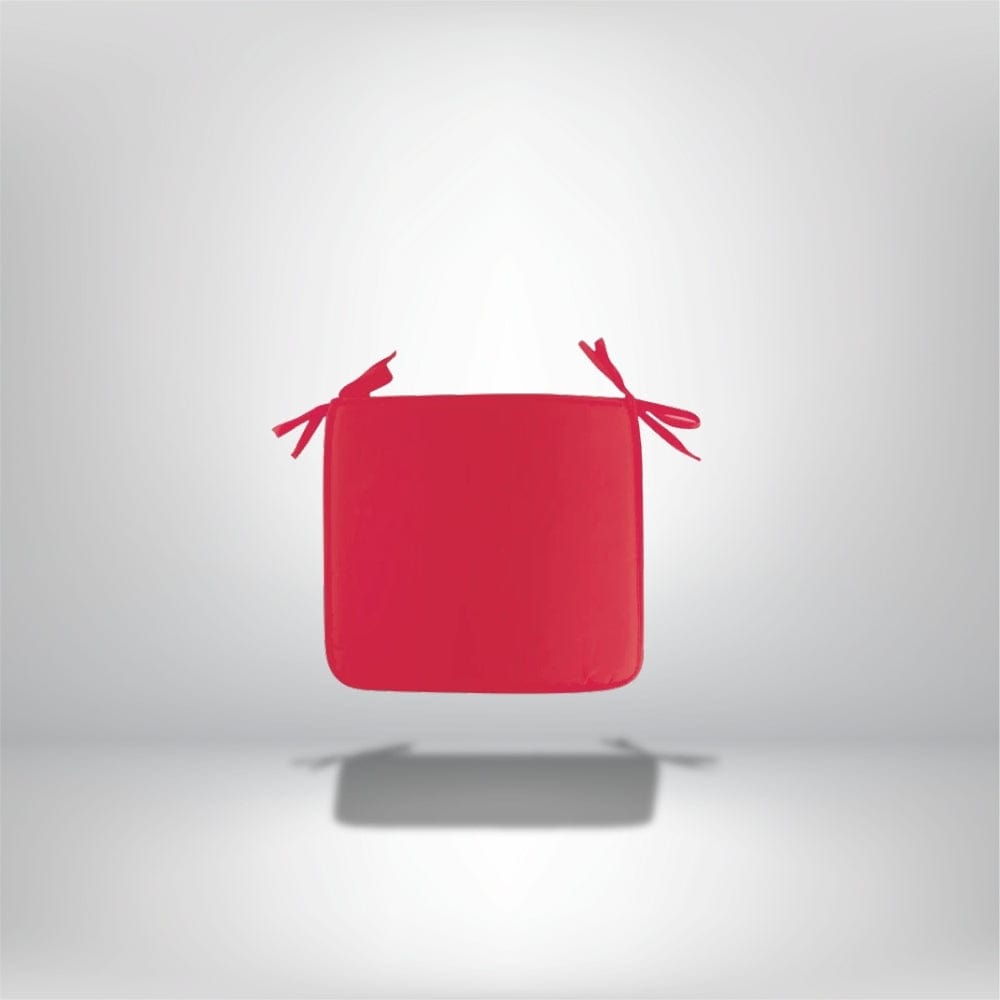 Coussin de chaise carré rouge avec des liens, posé sur un fond neutre, parfait pour la décoration intérieure