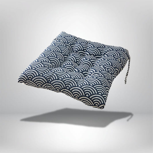 Coussin de chaise de jardin bleu marine avec motif ondulé blanc, posé sur un fond neutre