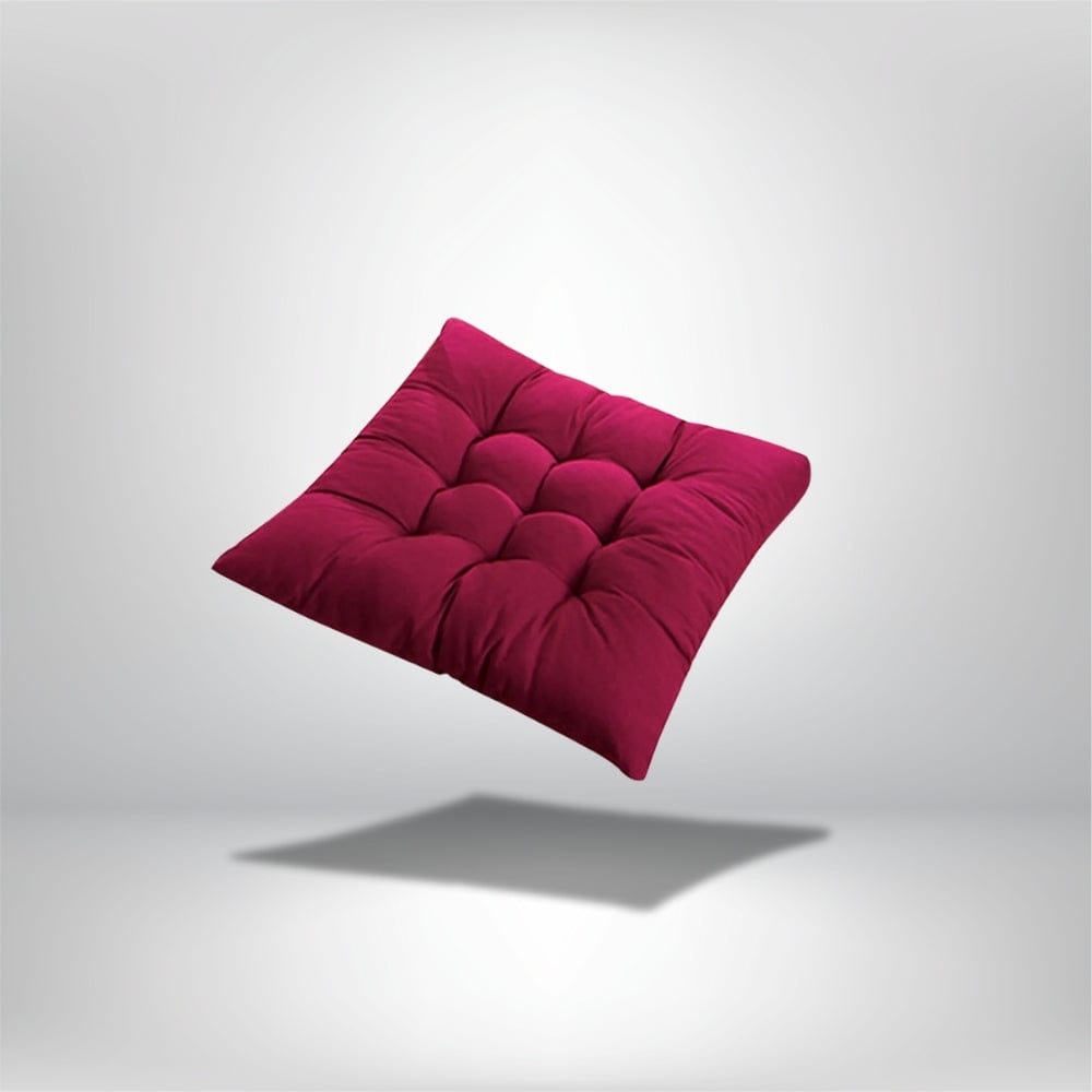 Coussin de chaise épais en velours fuchsia, avec des coutures matelassées, flottant sur un fond neutre