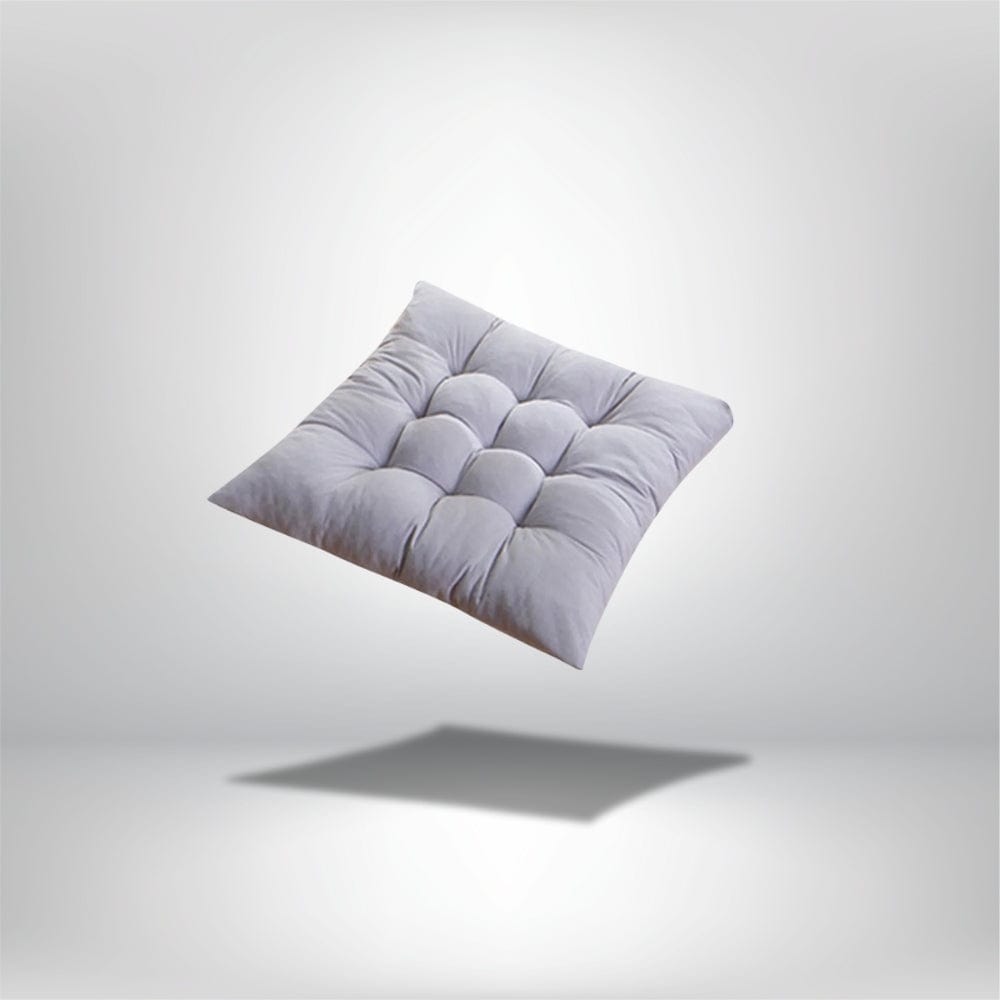 Coussin de chaise épais en tissu gris clair avec un motif matelassé, idéal pour un salon moderne