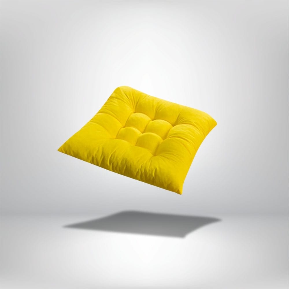 Coussin de chaise épais en velours jaune, avec des motifs matelassés, flottant sur fond neutre