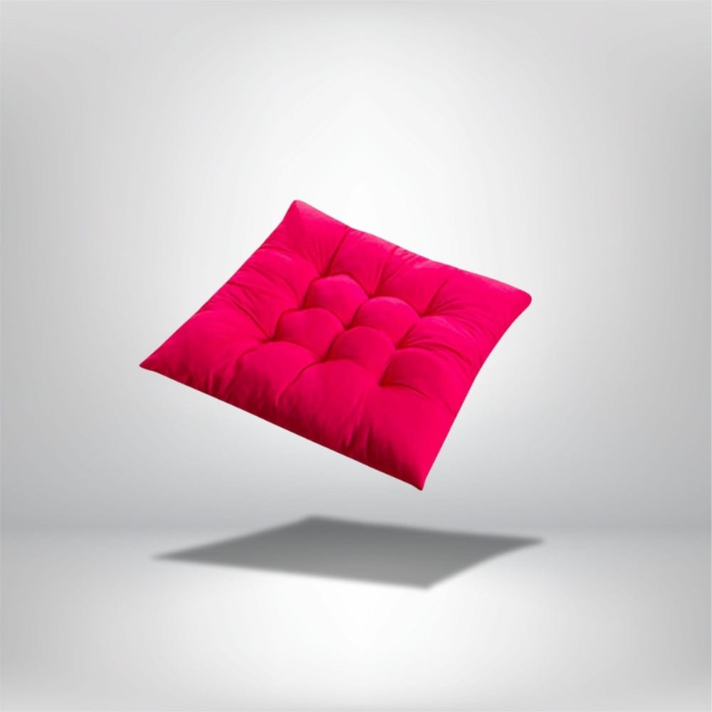 Coussin de chaise épais en velours fuchsia, avec des coutures en relief, flottant sur fond neutre