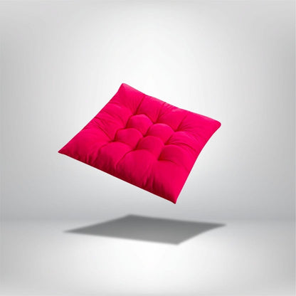 Coussin de chaise épais en velours fuchsia, avec des coutures en relief, flottant sur fond neutre