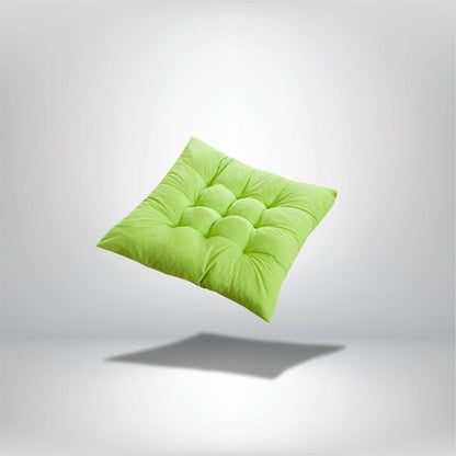 Coussin de chaise épais en velours vert, avec un design matelassé, flottant sur fond neutre