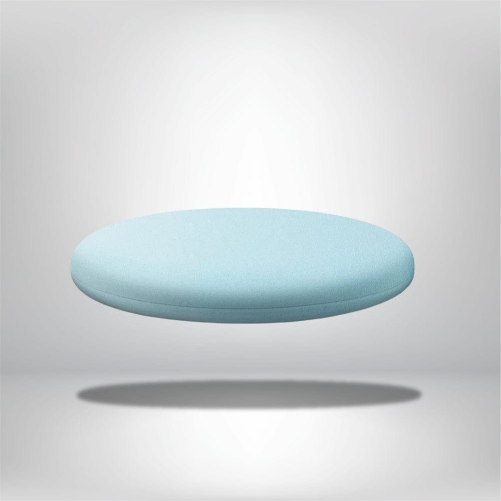 Coussin de chaise ergonomique oval, en tissu bleu clair, posé sur un fond neutre