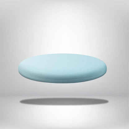 Coussin de chaise ergonomique oval, en tissu bleu clair, posé sur un fond neutre
