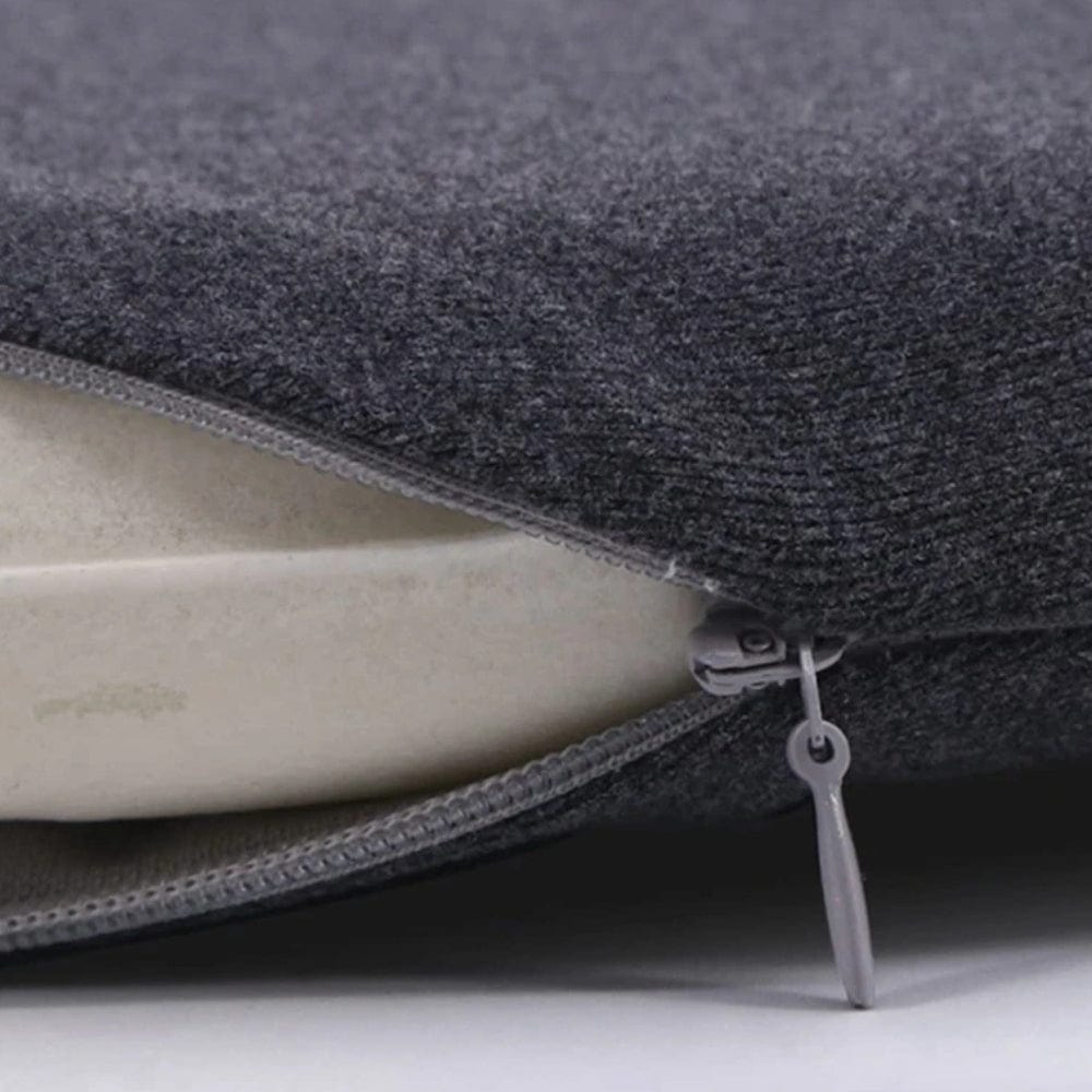 Coussin de chaise ergonomique en tissu gris, avec une fermeture éclair visible et un rembourrage confortable