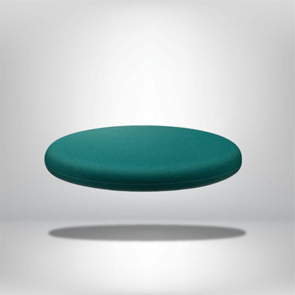 Coussin de chaise ergonomique rond en tissu vert, posé sur un fond neutre, apportant une touche décorative moderne