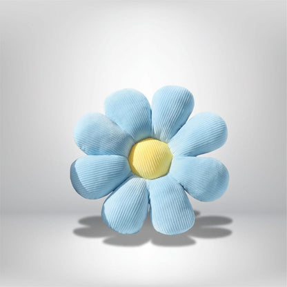 Coussin décoratif en forme de fleur, bleu clair avec un centre jaune, sur fond neutre