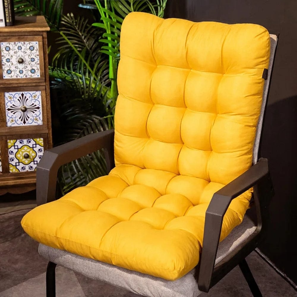 Coussin de chaise jaune avec un motif matelassé, placé sur une chaise moderne dans un salon élégant