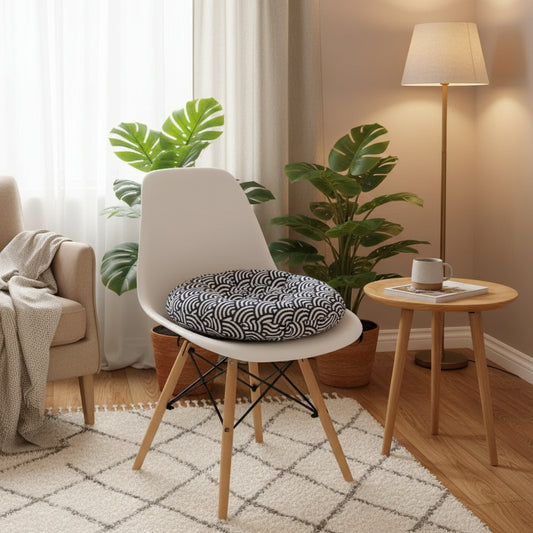 Coussin de chaise rond avec un motif en vagues bleues et blanches, posé sur une chaise moderne