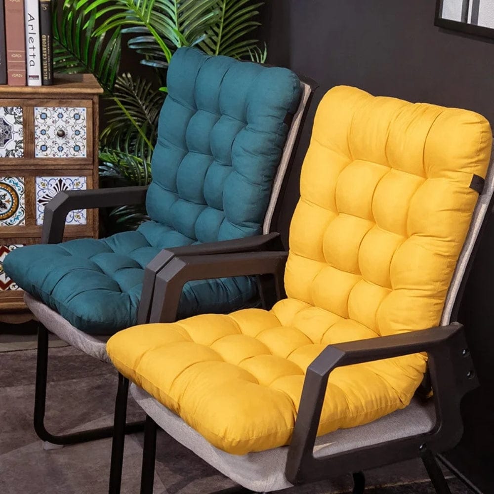 Coussins de chaise en velours turquoise et jaune, avec un motif matelassé, placés sur des chaises modernes dans un salon