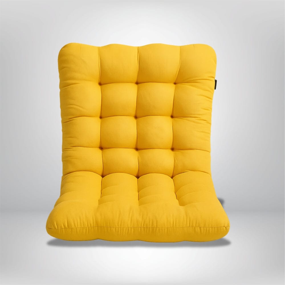 Coussin de chaise jaune vif avec un design matelassé, posé sur un fond neutre