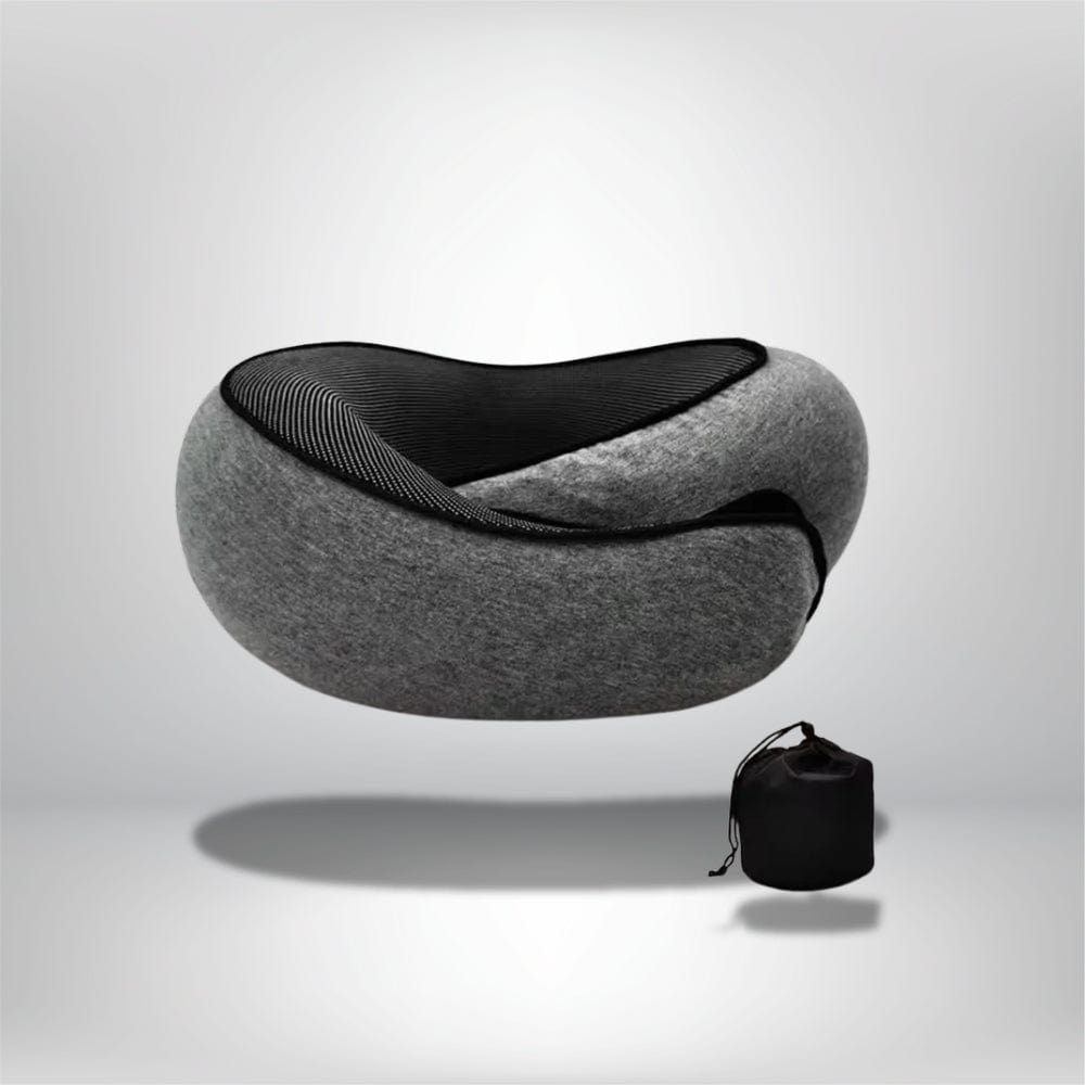 Coussin de cou gris en tissu doux, forme ergonomique, posé sur un fond neutre avec un sac de rangement noir