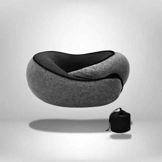 Coussin de cou gris en tissu doux, forme ergonomique, posé sur un fond neutre avec un sac de rangement noir