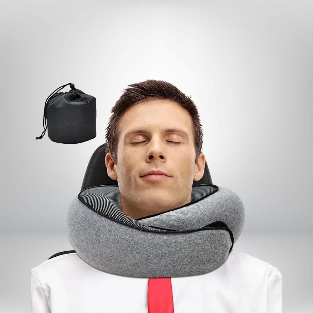 Coussin de cou gris en tissu doux, idéal pour le confort lors des voyages, posé sur une chaise