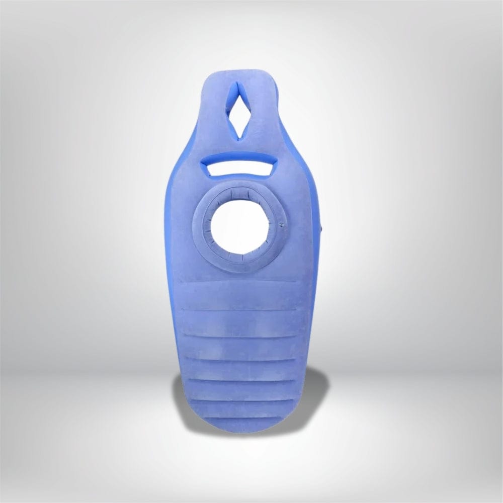 Coussin de grossesse gonflable en bleu, avec une forme ergonomique et des rainures, posé sur un fond neutre