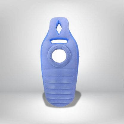 Coussin de grossesse gonflable en bleu, avec une forme ergonomique et des rainures, posé sur un fond neutre