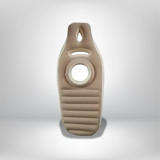 Coussin de grossesse gonflable beige avec des rainures, posé sur un fond neutre