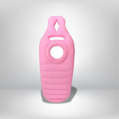 Coussin de grossesse gonflable en rose, avec une forme ergonomique et des lignes ondulées, posé sur un fond neutre