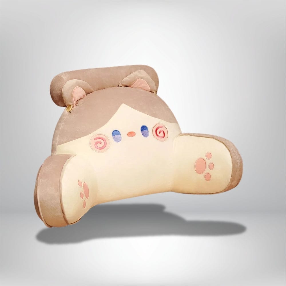 Coussin de lecture en forme d'animal avec des couleurs douces, posé sur un lit, idéal pour la décoration