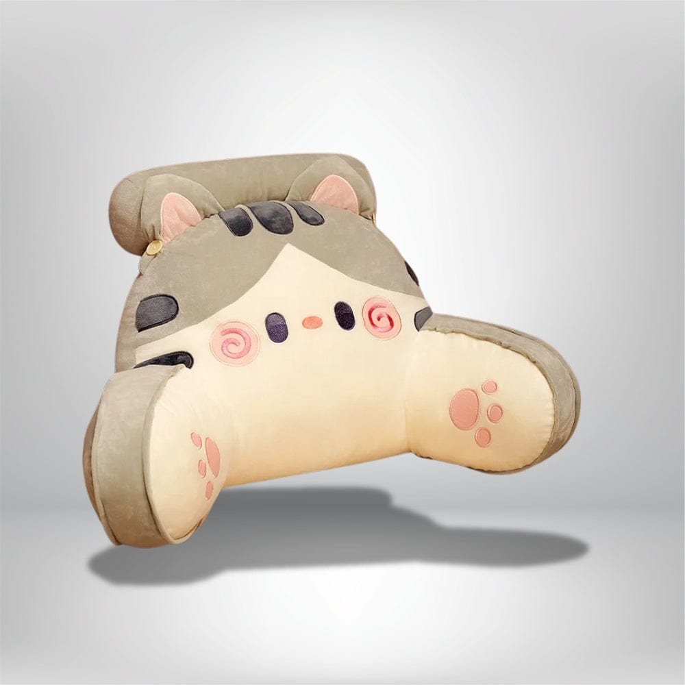 Coussin de lecture en forme de chat, aux couleurs beige et gris, posé sur un lit, ajoutant une touche kawaii