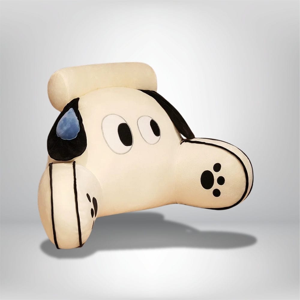 Coussin décoratif en forme de chien, couleur crème avec des détails noirs, idéal pour un lit ou un salon