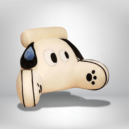 Coussin décoratif en forme de chien, couleur crème avec des détails noirs, idéal pour un lit ou un salon