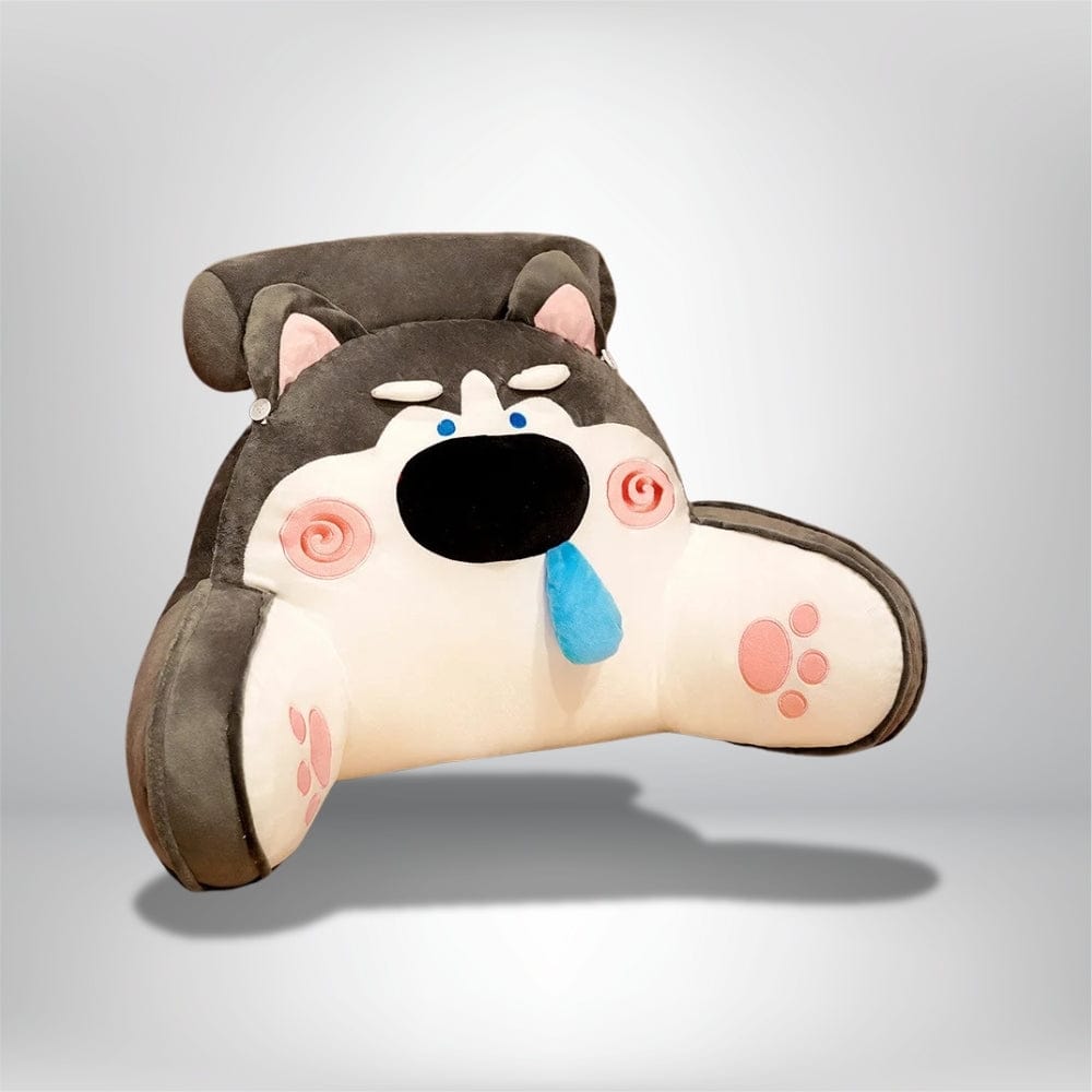 Coussin décoratif en forme de chien, aux couleurs gris et beige, posé sur un fond neutre