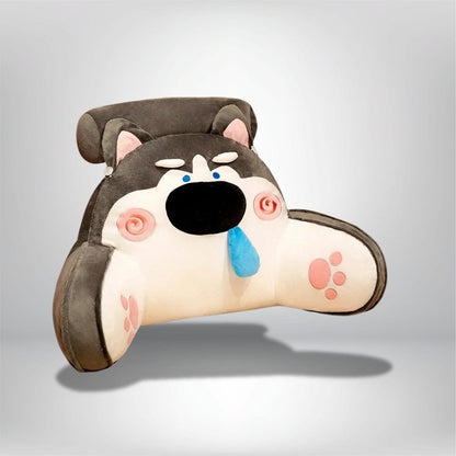 Coussin décoratif en forme de chien, aux couleurs gris et beige, posé sur un fond neutre