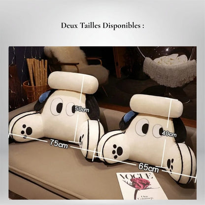 Coussins décoratifs en forme de chien, couleur blanche et noire, posés sur un canapé dans un salon moderne