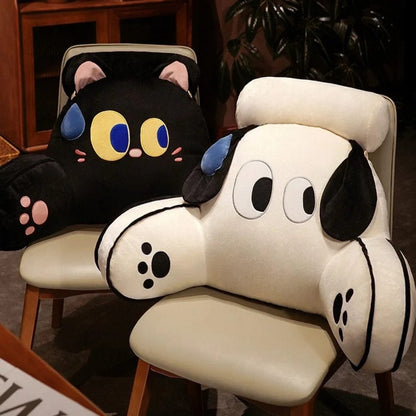Coussins décoratifs en forme d'animaux, noir et blanc, posés sur une chaise moderne dans un salon