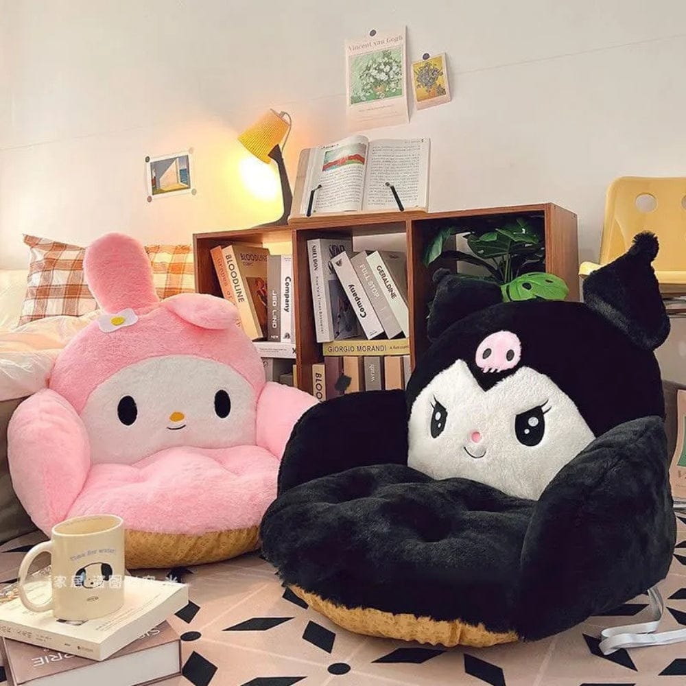 Coussins décoratifs en forme de personnages, en peluche rose et noire, posés sur un tapis dans un salon accueillant